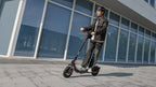 Homme circulant en ville sur la trottinette électrique Segway Ninebot F2 E II