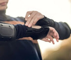 Personne ajustant un protège-poignet du kit de protections Segway Ninebot