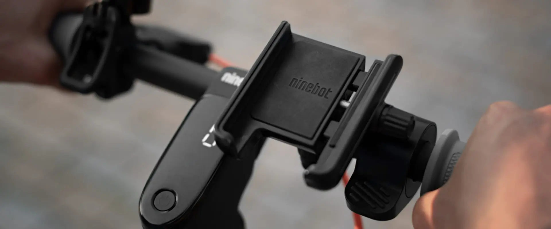 Support smartphone Ninebot monté sur le guidon d'une trottinette électrique Segway