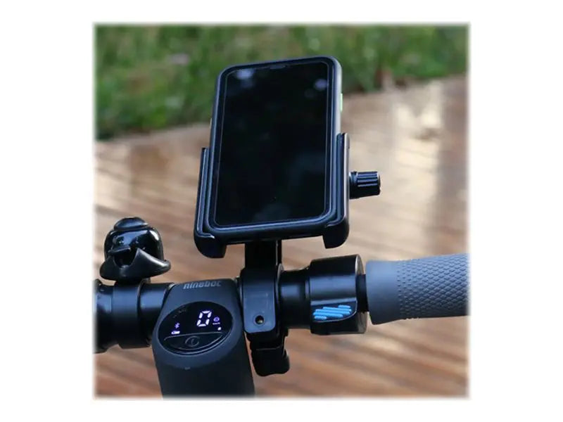 Support de smartphone Ninebot installé sur le guidon d'une trottinette, avec téléphone