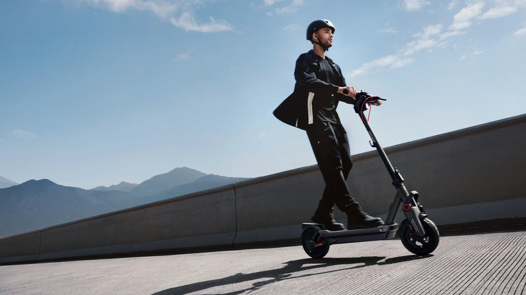 Utilisateur roulant sur la MAX G3 E en milieu urbain