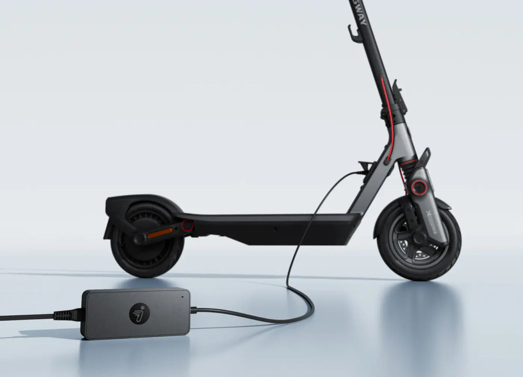 Chargeur rapide Segway Ninebot branché sur une trottinette électrique