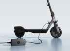 Chargeur rapide Segway Ninebot branché sur une trottinette électrique
