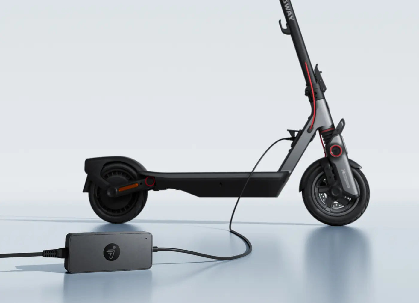 Chargeur rapide Segway Ninebot branché sur une trottinette électrique