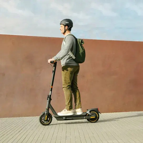 Personne portant un casque Segway Ninebot en roulant sur une trottinette électrique