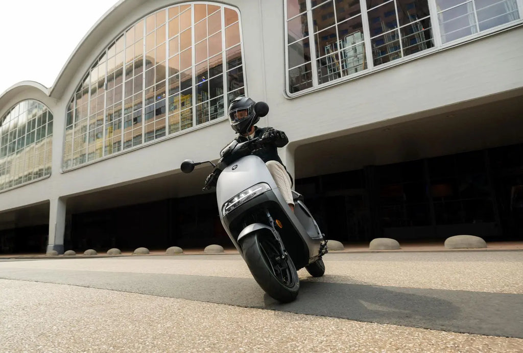 Personne circulant en ville sur le scooter électrique Segway E150 S