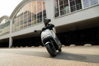 Personne circulant en ville sur le scooter électrique Segway E150 S