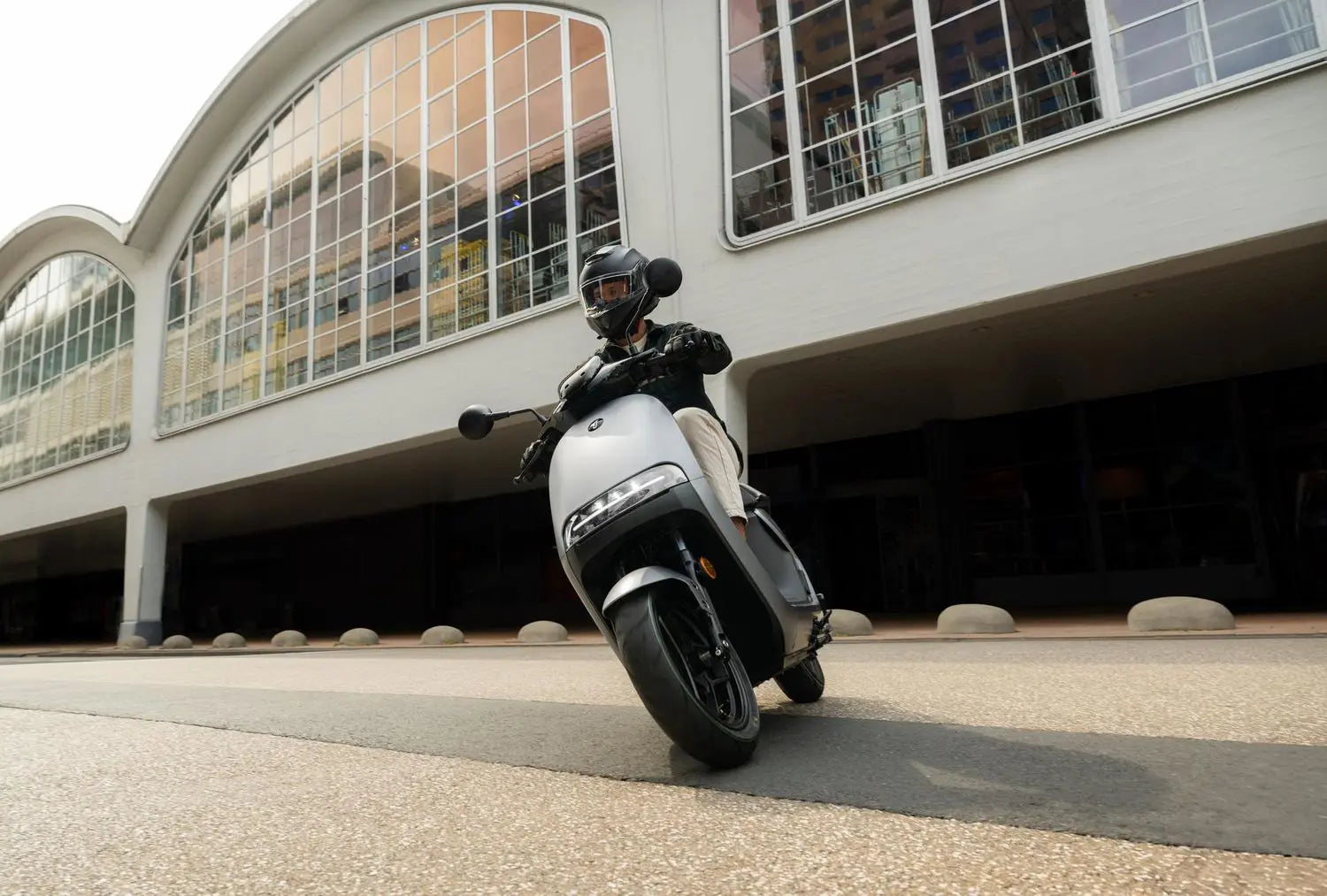 Personne circulant en ville sur le scooter électrique Segway E150 S