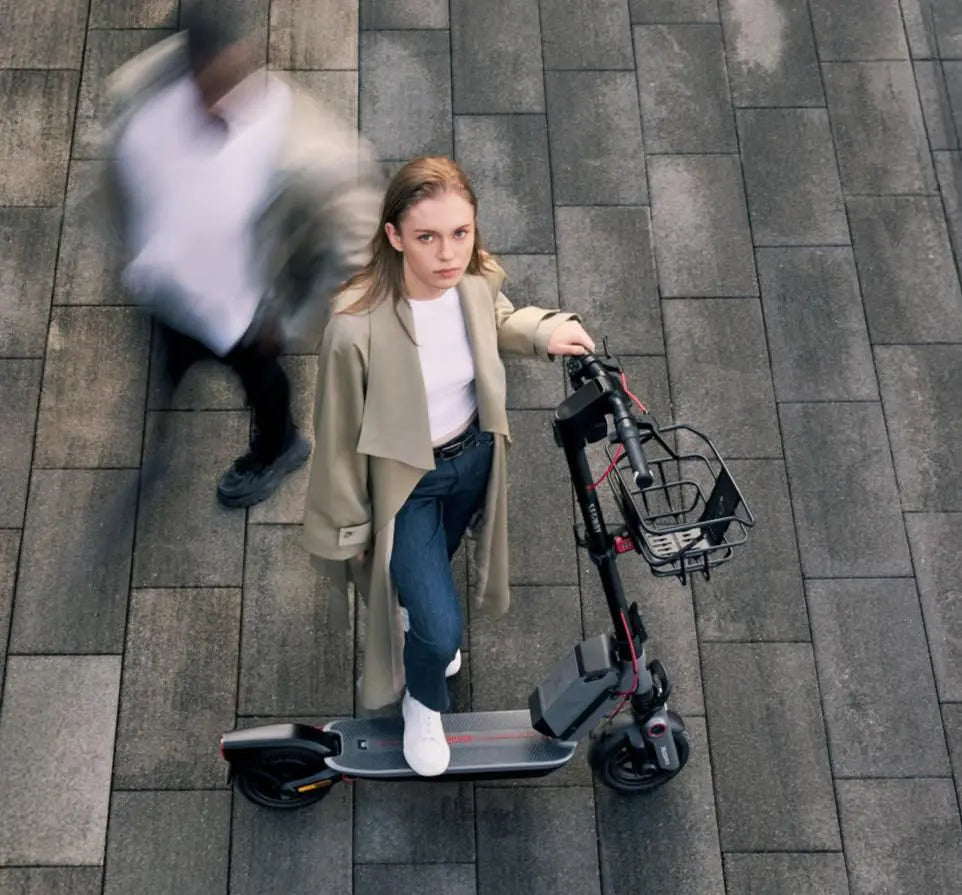 Trottinette électrique équipée de la batterie externe 48 V Segway en ville