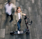 Trottinette électrique équipée de la batterie externe 48 V Segway en ville