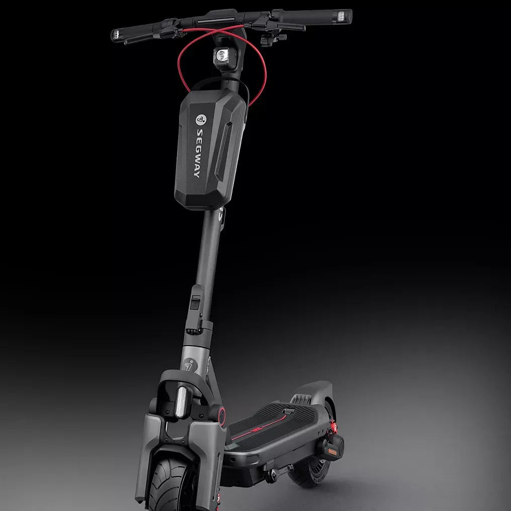Sacoche avant Segway Ninebot fixée sur la potence d'une trottinette électrique