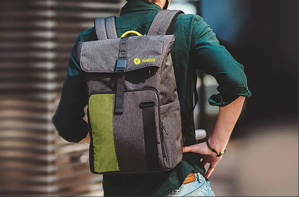 Sac à dos Ninebot Commuter gris porté en milieu urbain
