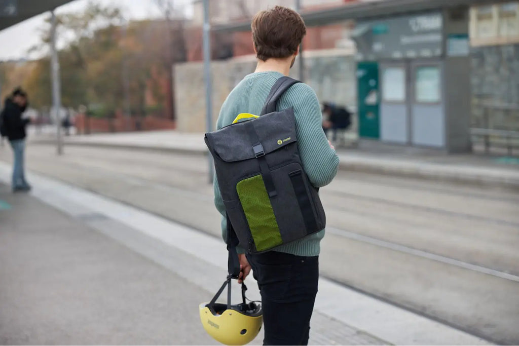 Sac à dos Ninebot Commuter porté à un arrêt de tramway