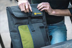 Ouverture du rabat supérieur du sac à dos Ninebot Commuter