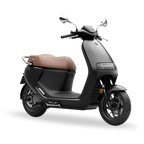 Scooter électrique Segway E150 S noir à selle marron, vue trois-quarts avant