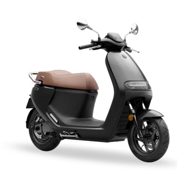 Scooter électrique Segway E150 S noir à selle marron, vue trois-quarts avant