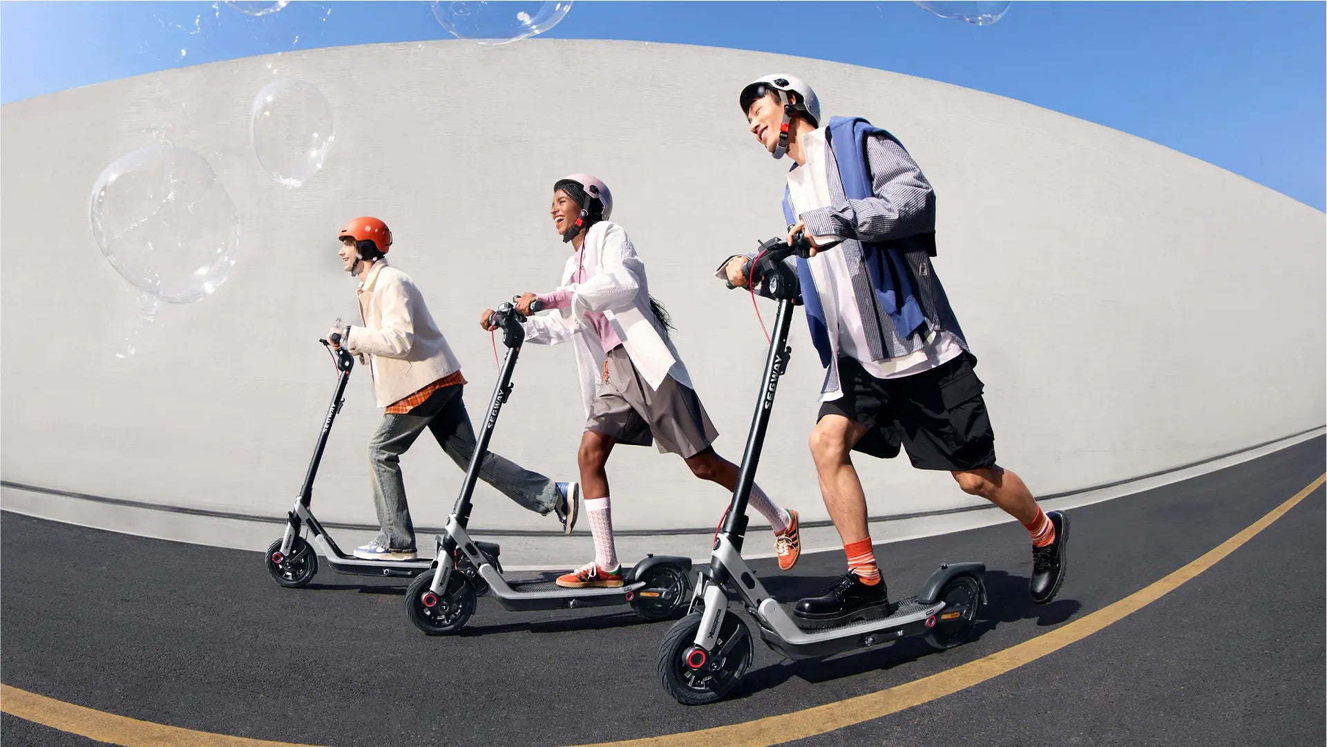 Trois personnes roulant sur des trottinettes électriques Segway Ninebot E3 E