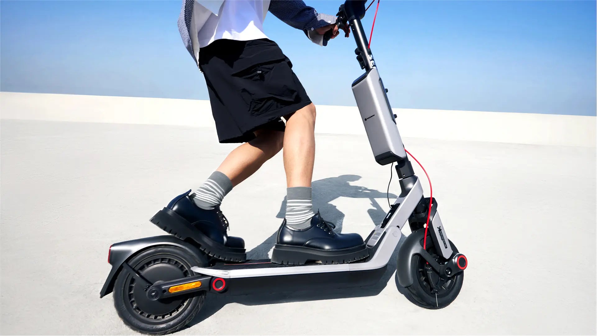 Personne conduisant la trottinette électrique Segway Ninebot E3 E