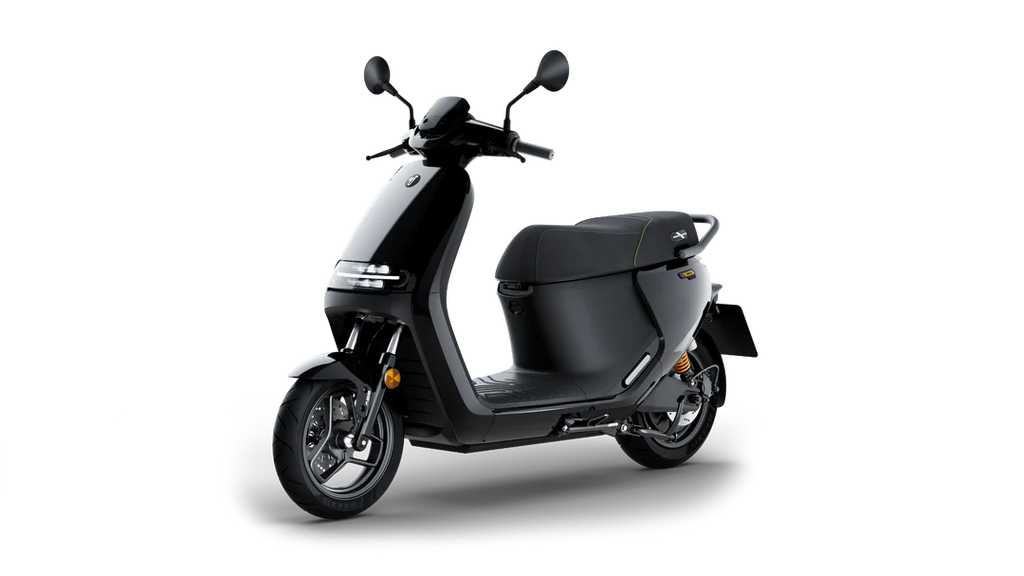 Scooter électrique Segway E300 SE noir, vue trois-quarts avant