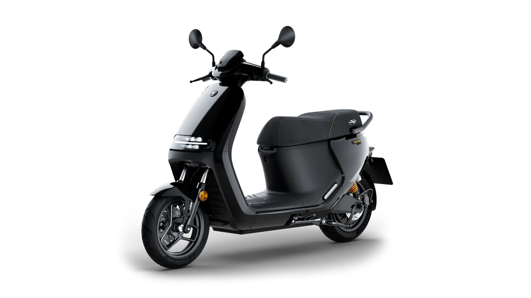 Scooter électrique Segway E300 SE noir, vue trois-quarts avant