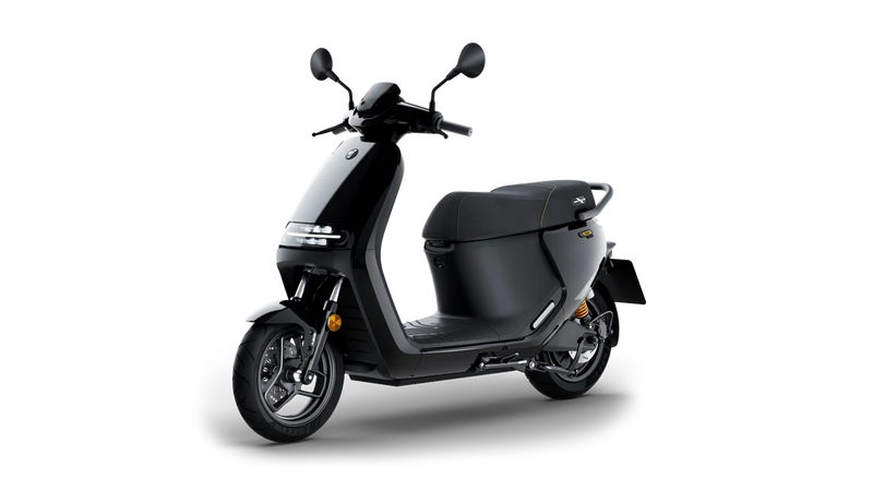 Scooter électrique Segway E300 SE noir, vue trois-quarts avant