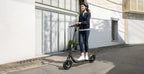 Personne avec la trottinette électrique Segway Ninebot F2 E II en milieu urbain