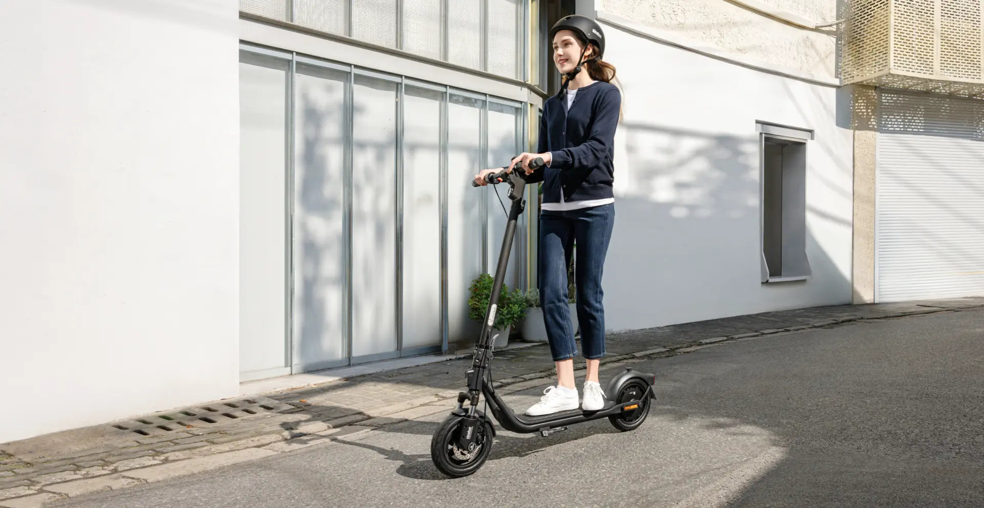 Personne avec la trottinette électrique Segway Ninebot F2 E II en milieu urbain