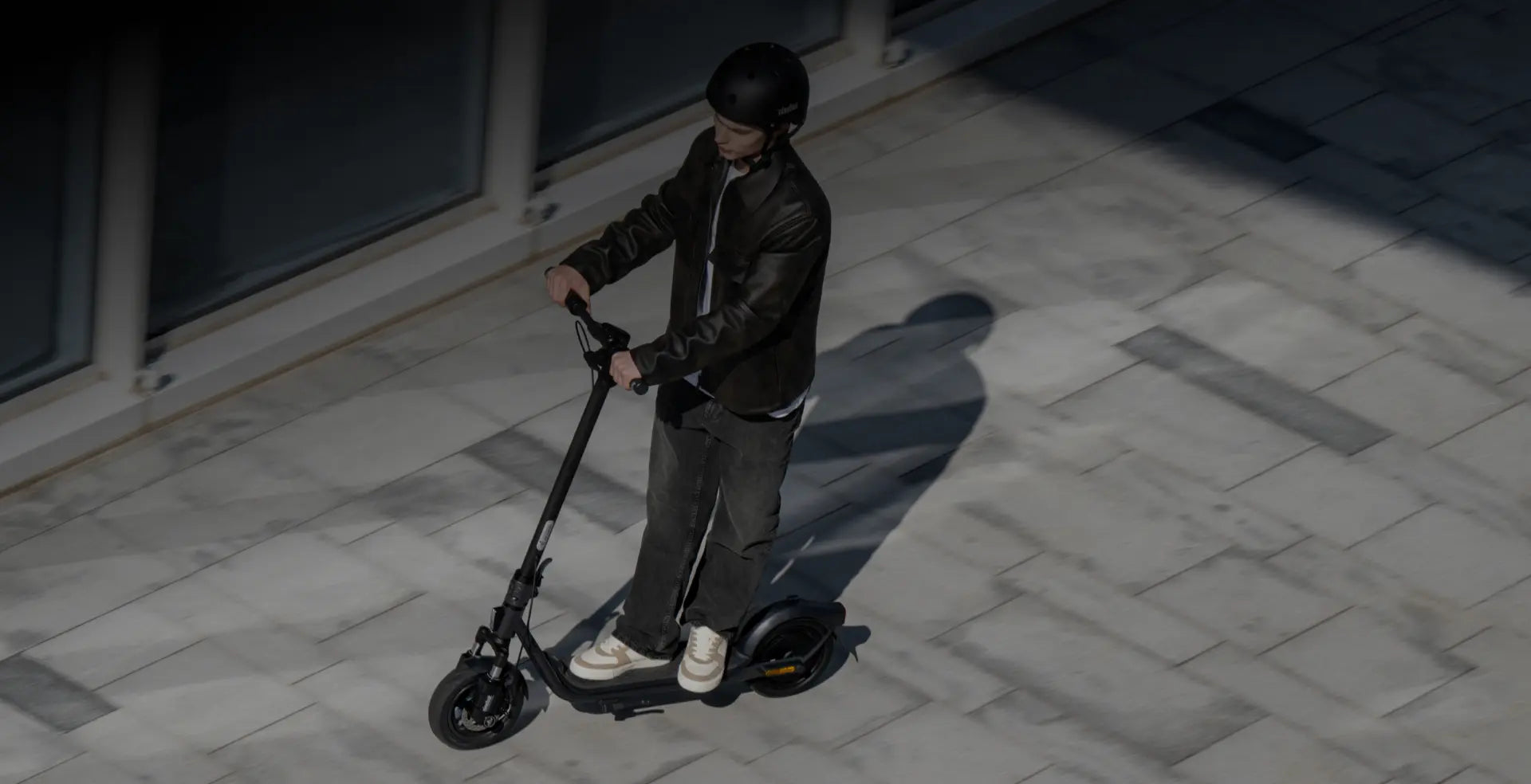 Conducteur sur la trottinette électrique Segway Ninebot F2 E II en ville