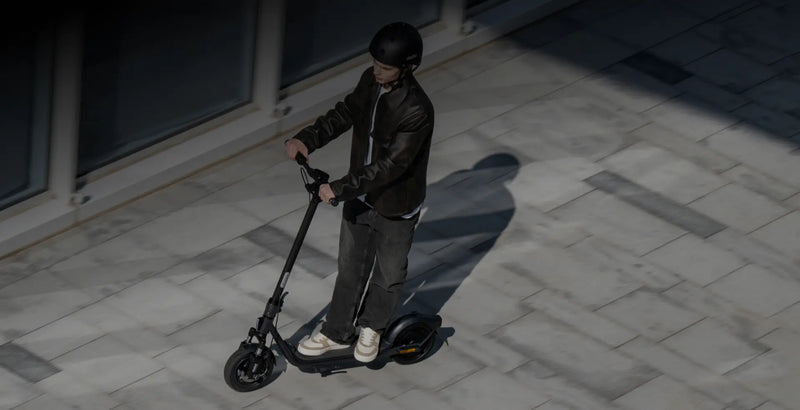 Conducteur sur la trottinette électrique Segway Ninebot F2 E II en ville