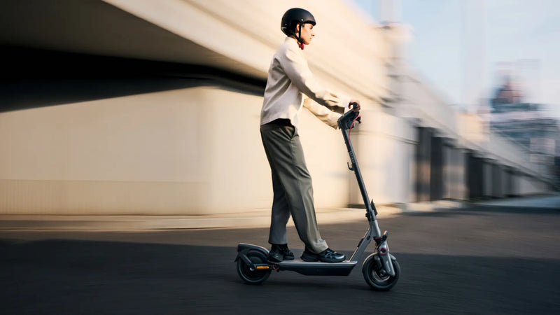 Homme conduisant la trottinette électrique Segway Ninebot F3 E en ville