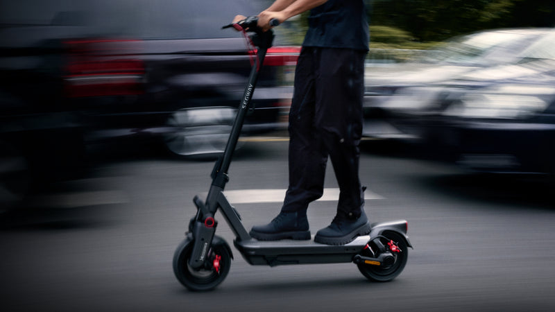 Personne circulant en ville sur la trottinette électrique Ninebot MAX G3 E