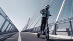 Personne roulant sur un pont avec la trottinette électrique Segway GT3 E
