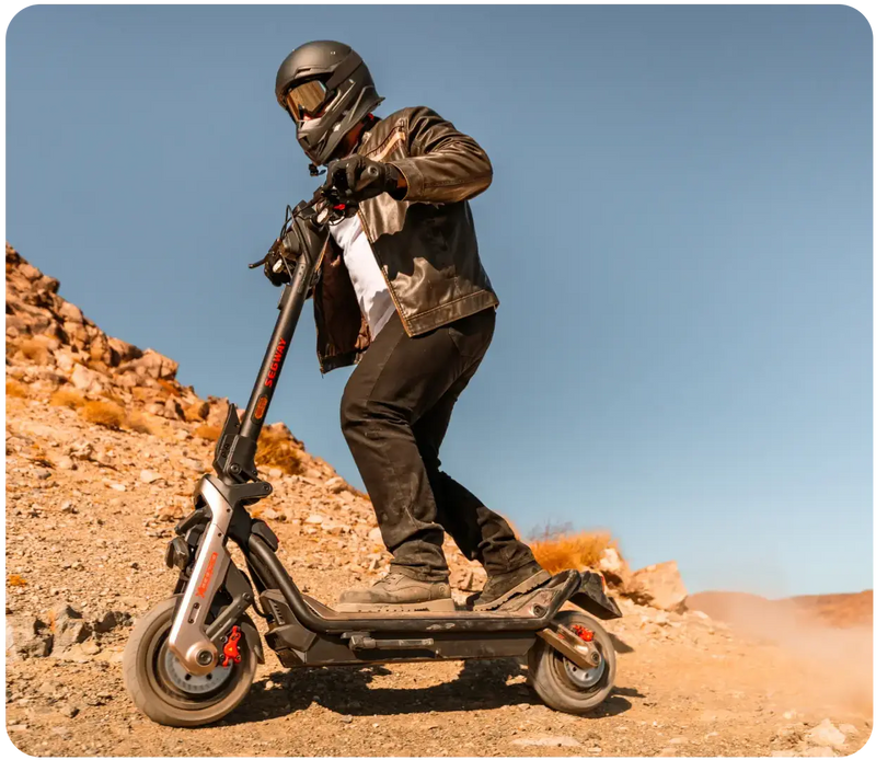 Conducteur sur la trottinette tout-terrain Segway GT3 Pro sur terrain accidenté