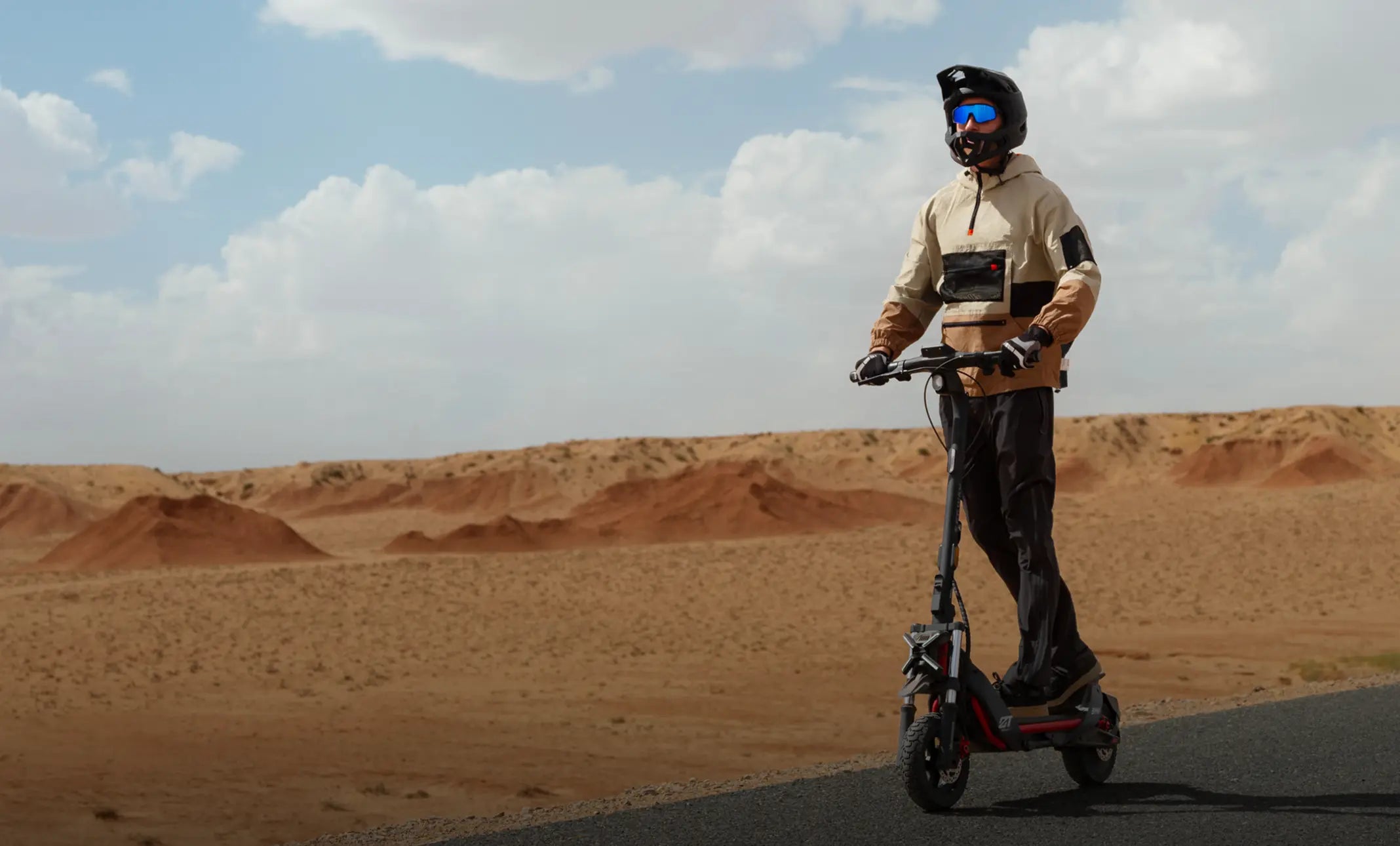 Personne roulant sur la trottinette tout-terrain Segway ZT3 Pro E dans le désert