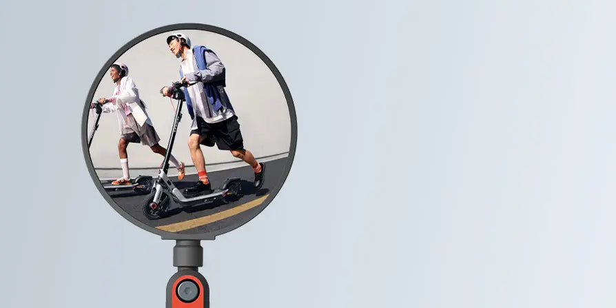 Rétroviseur Segway Ninebot reflétant deux personnes à trottinette