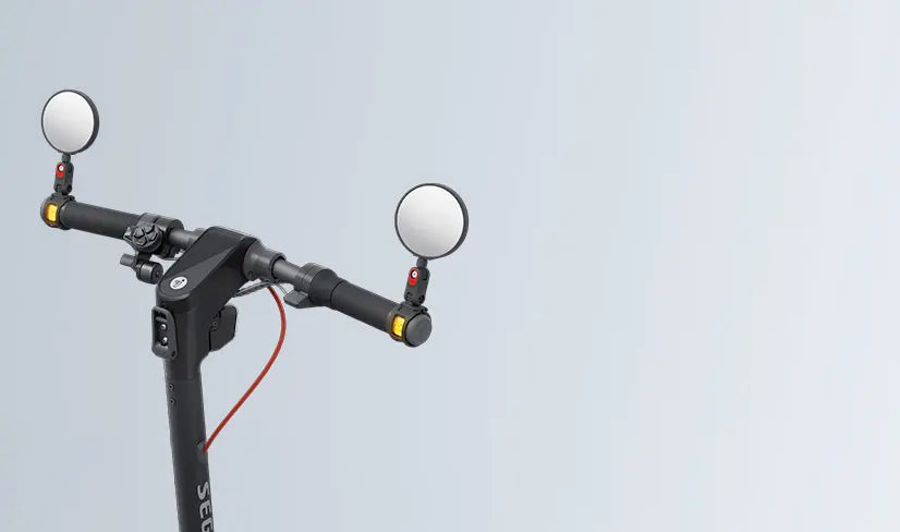 Paire de rétroviseurs Segway Ninebot montés sur le guidon d'une trottinette électrique