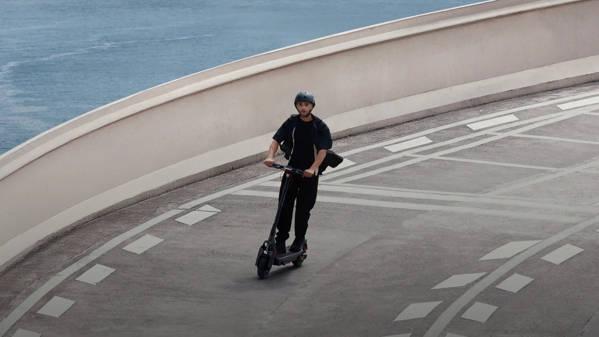 Personne roulant sur la trottinette électrique Ninebot MAX G3 E en bord de mer