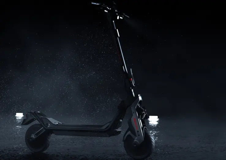 Trottinette Segway GT3 Pro sous la pluie avec phares allumés, conception étanche