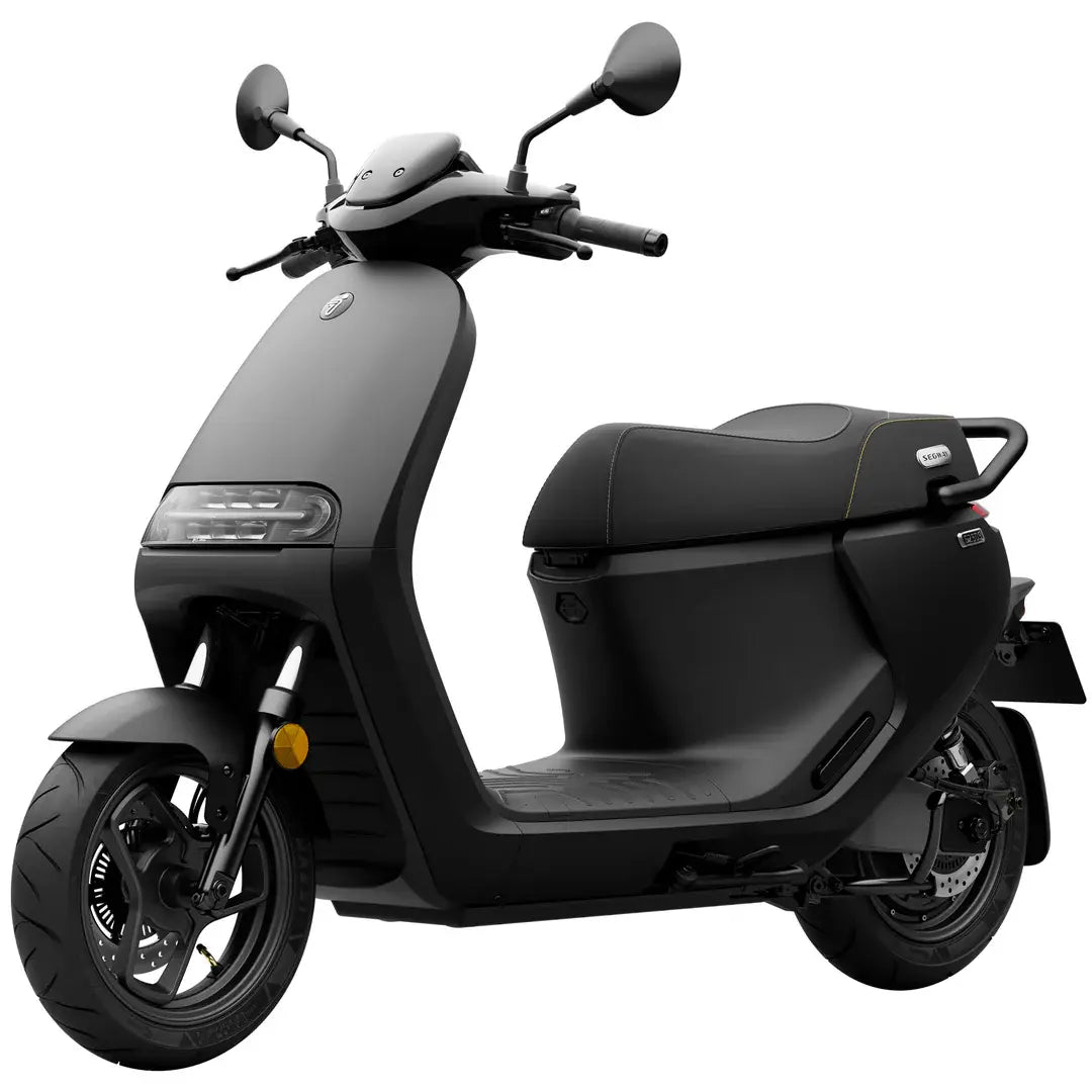 Scooter électrique Segway E250 S noir mat, vue trois-quarts avant