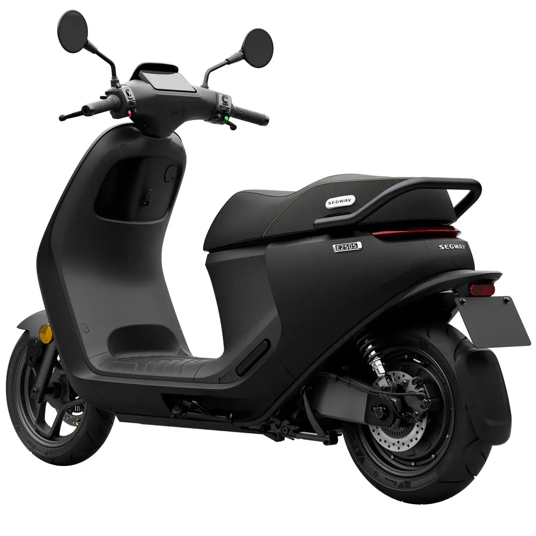 Scooter électrique Segway E250 S noir mat, vue trois-quarts arrière