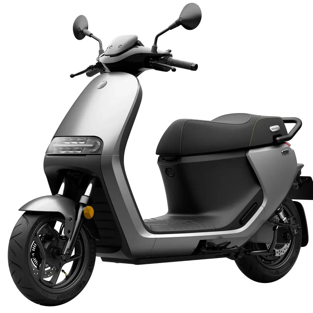 Scooter électrique Segway E250 S argent, vue trois-quarts avant