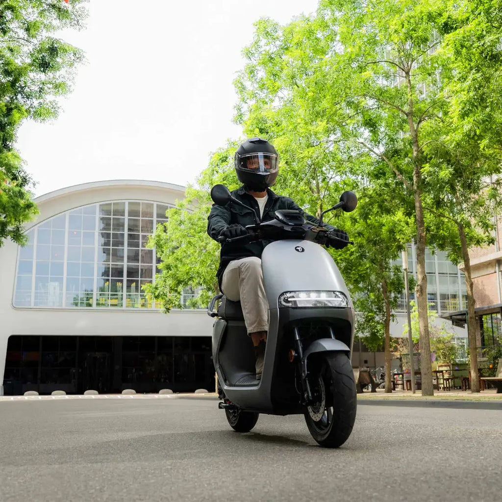 Homme circulant en ville sur le scooter électrique Segway E250 S