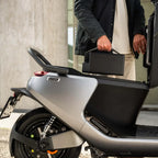 Batterie amovible du scooter électrique Segway E250 S retirée sous la selle