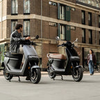 Deux scooters électriques Segway E250 S en ville, coloris argent et noir