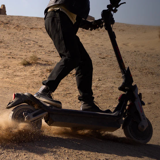 Conducteur sur la trottinette tout-terrain Segway GT3 Pro dans le désert