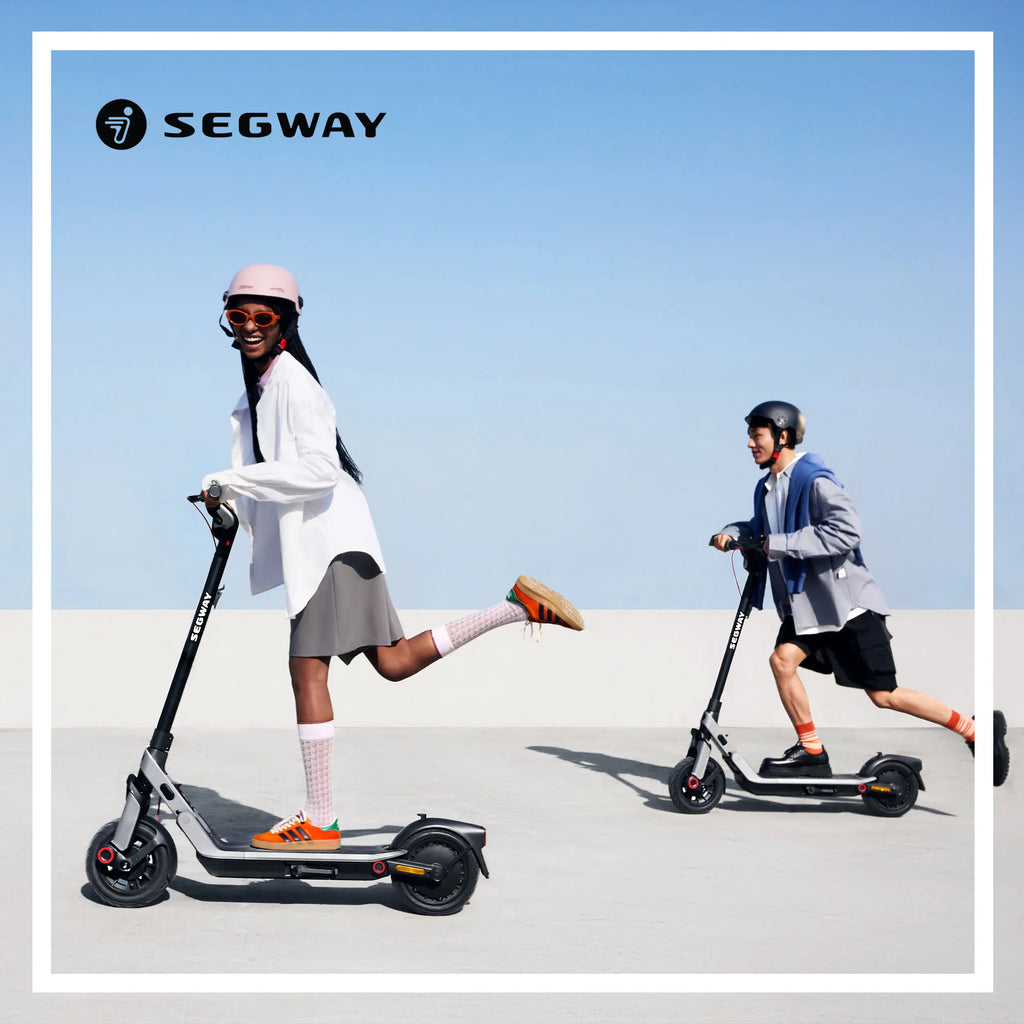 Deux personnes roulant sur des trottinettes électriques Segway Ninebot E3 E