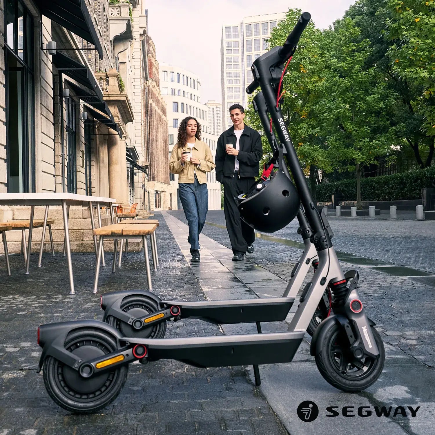 Trottinette électrique Segway Ninebot F3 E garée en ville avec casque accroché au guidon