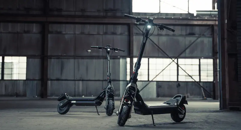 Deux trottinettes électriques Segway GT3 E dans un entrepôt industriel