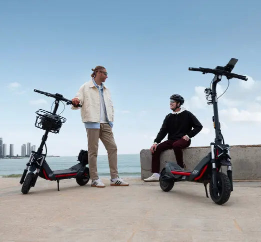 2 Trottinette ZT3 Pro E en action sur la plge avec 2 conducteurs