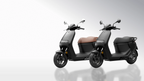 Deux scooters électriques Segway E150 S en studio, selles noire et marron